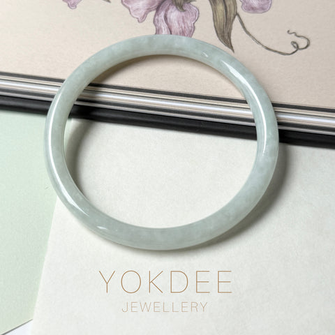 58.6mm A-Grade Natural Light Green Jadeite Traditional Round Slim Cut Bangle No.152083